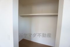 ウォークインクローゼット付き＾＾ハンガーパイプ下にボックスを置いて、枕棚を活用して、たっぷりと収納できそうです＾＾