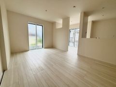 大きな窓のあるリビングは、陽光あふれる明るい空間です。居心地良く、ご家族皆がゆったり寛げる憩いの空間となりそうです。