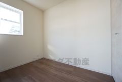 明るい日が入る寝室