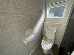 温水洗浄機付トイレです。節水機能もあるので、安心して使えますね。もちろん、1階2階の2ヶ所にトイレがあるので、忙しい朝にもゆとりができますね。