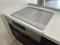 お手入れのしやすいIHクッキングヒーターです。3口コンロなので、効率よくお料理が楽しめます。毎日のお料理も楽しくなりますね＾＾