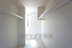 ウォークインクローゼット付き＾＾ハンガーパイプ下にボックスを置いて、枕棚を活用して、たっぷりと収納できそうです＾＾