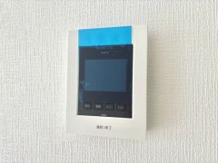 今や必需品となっておりますTVモニター付きインターホンです。録画・再生器のもついており防犯性もばっちりです。キッチン横にありワンタッチで外の方とお話ができますので便利です。