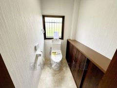 広々とした玄関　たっぷり収納できるシューズボックス付きなので、家族全員の靴がきれいに整頓できます。