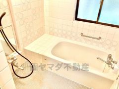 1日の疲れを癒すくつろぎのバスルーム。