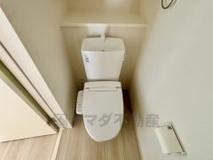 ウォシュレット付きトイレです。1階2階の2ヶ所にトイレがあるので、忙しい朝にもゆとりができますね＾＾