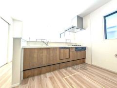 リビングダイニングを見渡せるキッチンです。家族とコミュニケーションをとりながら、楽しくお料理や片付けができそうです。