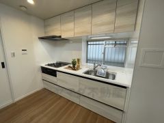 部屋の端に位置する壁付けキッチンは、デッドスペースができにくく、リビング・ダイニングを無駄なく広く活用できます。部屋の端に位置する壁付けキッチンは、デッドスペースができにくく、リビング・ダイニングを無
