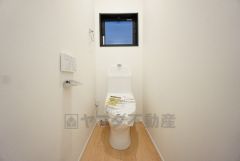 ウォシュレット付トイレです。1階2階の2ヶ所にトイレがあるので、忙しい朝にもゆとりができますね。