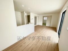 家族が集まる開放的なリビング。思い思いの時間を過ごしたり食事をしたり、素敵な団らんの場になりますね。