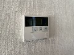 キッチン横からお湯張り、追い炊き、足し湯がボタン一つで楽々操作できる給湯機リモコンです。忙しい夕飯準備の時間帯に重宝しますね。