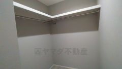 収納力豊富なウォークインクローゼット。洋服や小物などを1箇所にまとめて美しい収納を実現します。