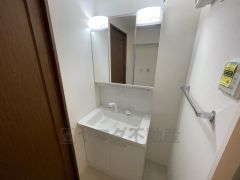 三面鏡つき洗面台。収納も一体型になっているので、化粧品や予備の歯ブラシ等もきれいに整頓できますね＾＾