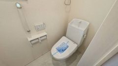 ウォシュレット付きトイレです。1階2階の2ヶ所にトイレがあるので、忙しい朝にもゆとりができますね＾＾ 温水洗浄便座リモコン付き。