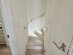 手摺付き階段です。リビング階段は顔を合わせる時間が増えるので、ご家族との距離がグッと縮まります。