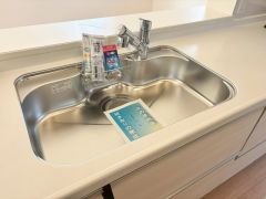 大きなお鍋も楽々洗える、幅が広いシンク。 洗剤や石鹸、スポンジもすっきりできる収納付き。