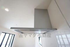 コンロ上には換気扇完備＾＾すぐ横に小窓が設けられているので、換気扇と合わせてWで換気できます＾＾