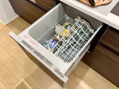 炊事時間を大幅に短縮できる食器洗浄乾燥機付きです＾＾冬場の洗い物による手荒れの悩みも軽減されますね。