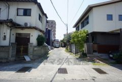 前面道路北側、私道4.7ｍ（私道持分1/6）に面しています。