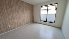デザインクロスがアクセントになった落ち着いた雰囲気の洋室です。バルコニーに面していて日当たりがよく、寝室としての利用もおすすめです＾＾