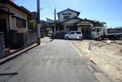 前面道路は南側、約4.6ｍの公道に面しています。