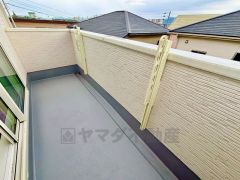 お洗濯物を干すスペースとしても十分な広さがあります。  お天気の良い日はお洗濯物がよく乾きそうな日当たり良好のバルコニー