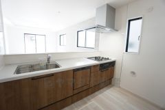 収納も、作業スペースも広々と設けられた使いやすいシステムキッチンです＾＾カウンターキッチンなので、ご家族と会話をしながら楽しくお料理ができます＾＾