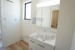 三面鏡にハンドシャワー付きで使いやすい洗面台です＾＾鏡裏と洗面ボウル下に収納付きの洗面台なので、整理整頓ができスッキリと使えます＾＾