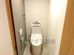 ウォシュレット、暖房便座、節電・節水機能など、使い勝手のよい高機能トイレです。