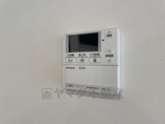 キッチン横から追い炊き、温度調節など楽々操作できる給湯器リモコンです＾＾忙しい夕飯の準備の時間帯に重宝しますね。