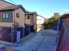 スーパーやコンビニ、ドラッグストア生活に便利な施設が徒歩圏にある住みやすい立地です＾＾