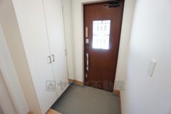 たっぷり収納できるシューズボックスです。家族全員の靴がきれいに整頓できます。棚の上にお花や写真を飾っても良いですね。