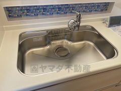 広々とした凸型シンクに洗剤ポケットを標準装備。大きなお鍋など洗いやすいです。