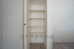 同仕様写真。まとめ買いしてもこの収納量なら心配要らずのパントリー。調理家電や食品のストックをすっきりまとめられ、キッチン周りを広々使えます。