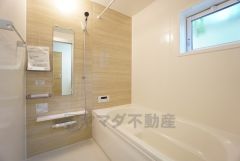 1日の疲れを癒すくつろぎのバスルーム。足を伸ばしてもゆったりと入れるサイズです。お子様と一緒にお風呂に入っても狭くないですね＾＾