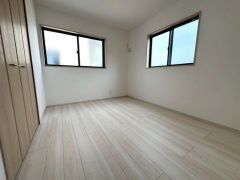 2面採光を確保した明るい室内で、爽やかな風を感じながら目覚める朝は、心地よく一日をスタートできる贅沢なひととき。快適でゆとりある暮らしの始まりにふさわしい住空間です。
