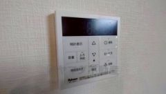 給湯器リモコンはキッチン横からボタンひとつで操作が楽々。通話ボタン付きでお子様とも会話ができて安心です。