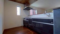 対面式カウンターキッチンでお子様の様子が見守れます。カウンタートップは耐熱性に優れており、日ごろのお掃除もふき取るだけでＯＫ。ステンレスシンクも簡単にお掃除できますよ。