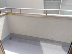 陽当たりの良いバルコニーです。お洗濯やお布団干しはもちろん、日光浴スペースにも。足元は防水工事施工済です。