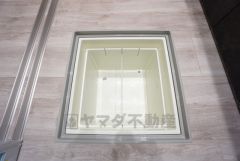 キッチンに床下収納があります。長期保存ができるもの、調理器具、防災グッズを入れておくのもいいですね。