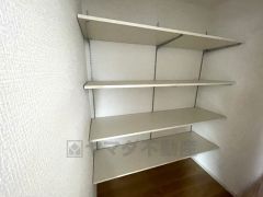 まとめ買いしてもこの収納量なら心配要らずのパントリー。調理家電や食品のストックをすっきりまとめられ、キッチン周りを広々使えます。
