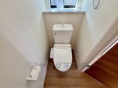 ウォシュレット付きトイレです。1階2階の2ヶ所にトイレがあるので、忙しい朝にもゆとりができますね＾＾