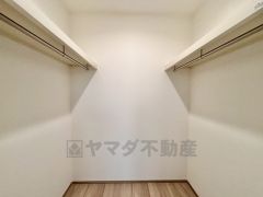 ウォークインクローゼット付き＾＾ハンガーパイプ下にボックスを置いて、枕棚を活用して、たっぷりと収納できそうです＾＾