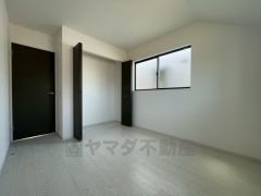 暖かい日差しが差し込む洋室。たっぷり収納できるクローゼット付きでお部屋の中をすっきりと快適に保てます。