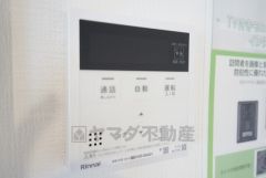 キッチン横からお湯張り、追い炊き、足し湯がボタン一つで楽々操作できる給湯機リモコンです＾＾忙しい夕飯の準備の時間帯に重宝しますね。