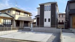 駐車スペースはゆとりある2台分を確保。マイカー用に、お客さま用に、余裕を持ってご利用いただけます。 