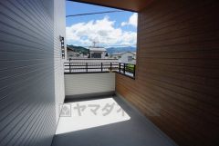 陽当たりの良いバルコニーです。お洗濯やお布団干しはもちろん、日光浴スペースにも。足元は防水工事施工済です。