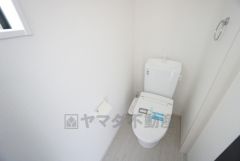 温水洗浄機付トイレです。節水機能もあるので、安心して使えますね。もちろん、1階2階の2ヶ所にトイレがあるので、忙しい朝にもゆとりができますね。