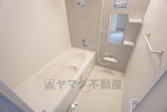 1日の疲れを癒すくつろぎのバスルーム。足を伸ばしてもゆったりと入れるサイズです。