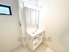 三面鏡にハンドシャワー付きで使いやすい洗面台です＾＾鏡裏と洗面ボウル下に収納付きの洗面台なので、整理整頓ができスッキリと使えます＾＾